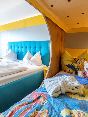 Hotelzimmer mit Kinderbett