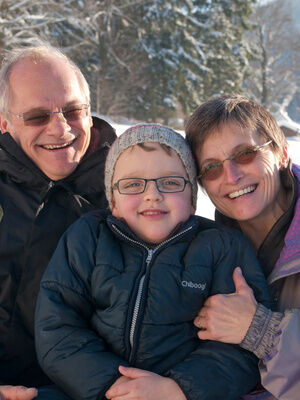 Familienhotel Mein Krug im Fichtelgebirge: Oma und Opa mit Enkel dick eingepackt im Winter im Schnee