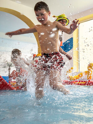 Familienhotel Mein Krug im Fichtelgebirge: Kinder im Indoor-Pool spielen