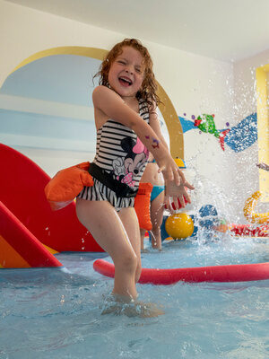 Familienhotel Mein Krug im Fichtelgebirge: Kinder haben Spaß im Indoorpool. Wasserspaß im Schwimmbad